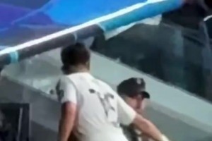 这小伙子会做人！安保大哥没想到居勒尔会和他握手👍