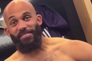 曼联主场4-2击败布莱顿！攻入两球的姆伯莫更衣室跳舞庆祝😂