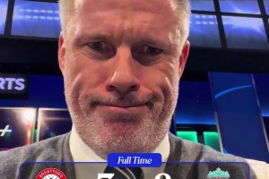 好惨！看台球迷扔水瓶精准集中努涅斯的脸，米林还好接住了🫠