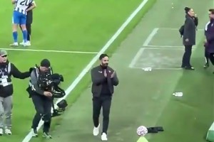 终于笑嘻嘻啦！赛后阿莫林握拳与球迷互动，赢球很开心！！