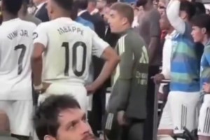 不管了！姆巴佩刚开始还拉住维尼修斯，过会儿直接加入战斗😅