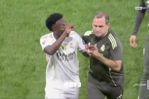 差点没拉住！冲突结束后，维尼修斯又朝着亚马尔冲过去