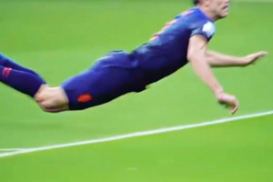 当年范佩西这一记鱼跃冲顶，让卡西把望球兴叹这个词具象化了！