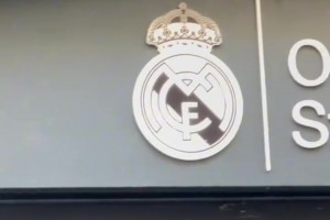 阿尔沙文穿着巴萨球衣在皇马商店门口闲逛，这是真死忠啊！！