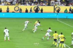 现场球迷实拍：C罗竭尽全力，但他的队友们却频频错失良机