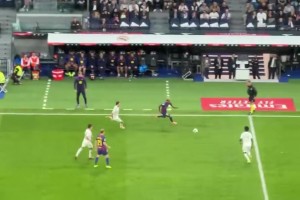 换个角度看看维尼修斯怒踢皮球吓到亚马尔😱