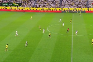 叶海亚遭对手飞身撞击头部，吉达联合后卫朱莱丹直红下场！