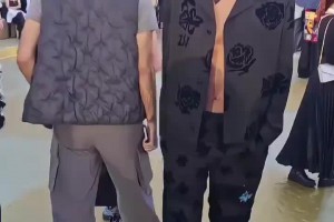 里面啥也不穿😂？贝林厄姆参加LV活动这身造型如何评价