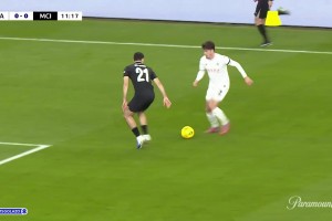 曼城落后！佛朗哥兜射死角中柱破门，特拉福德飞扑无能为力