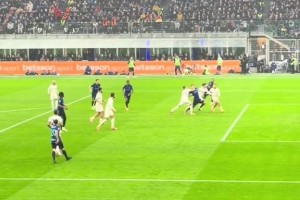 是点球吗？梅阿查实拍：皮奥禁区内遭拉拽摔倒，主裁判没表示🤔