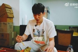 杨瀚森之前吃煎饼果子时想起周琦：我跟我琦哥也是梦幻联动了😂