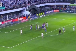 内马尔用他那著名点球技术罚进任意球，而这项技术被国际足联禁止