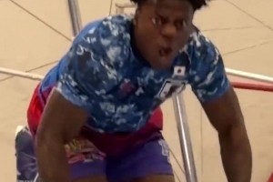 举哑铃后空翻！甲亢哥这身体素质真牛啊😮