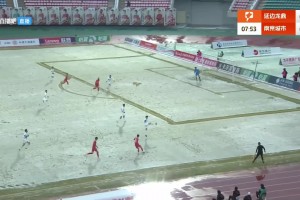 功不可没💪！辽宁铁人冠军教头李金羽举起中甲冠军金杯