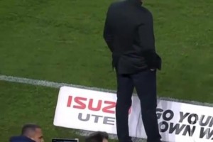 这红牌不能白吃吧？助教用国际友好手势回应判罚！