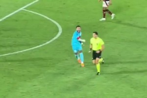 被暴力犯规都不吹！内马尔怒了冲裁判挥拳😡