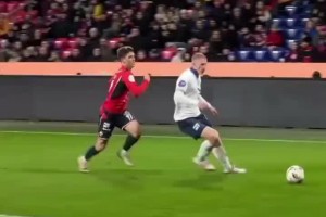 欧美女歌手Lipa现场观看阿根廷超级德比，这都被发现了啊~