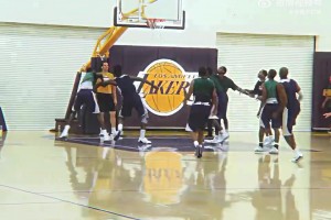 跟腱断裂后的科比，在湖人队内训练依旧嘎嘎猛干！