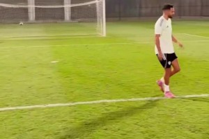 双胞胎？马赫雷斯和长相酷似自己的网红比拼射门！