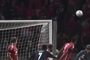 欧冠官推：这一脚和泽林斯基那脚，哪个更惊艳？🤔