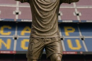 会是哪个瞬间？拉波尔塔称讨论在诺坎普为梅西立雕像