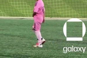 国外网友：梅西三儿子就是活生生的右脚他爹😱