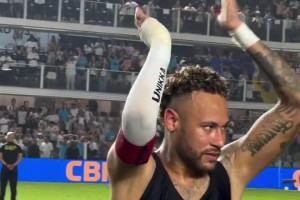 大肚腩减去不少😅！内马尔赛后脱衣谢场，这身材如何？