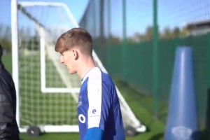 青涩！珍藏视频：安东尼戈登埃弗顿时期某一天的训练！