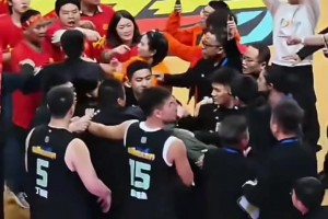 🔥“浙BA”一场比赛后有绍兴球迷冲进场内与丽水队球员发生推搡